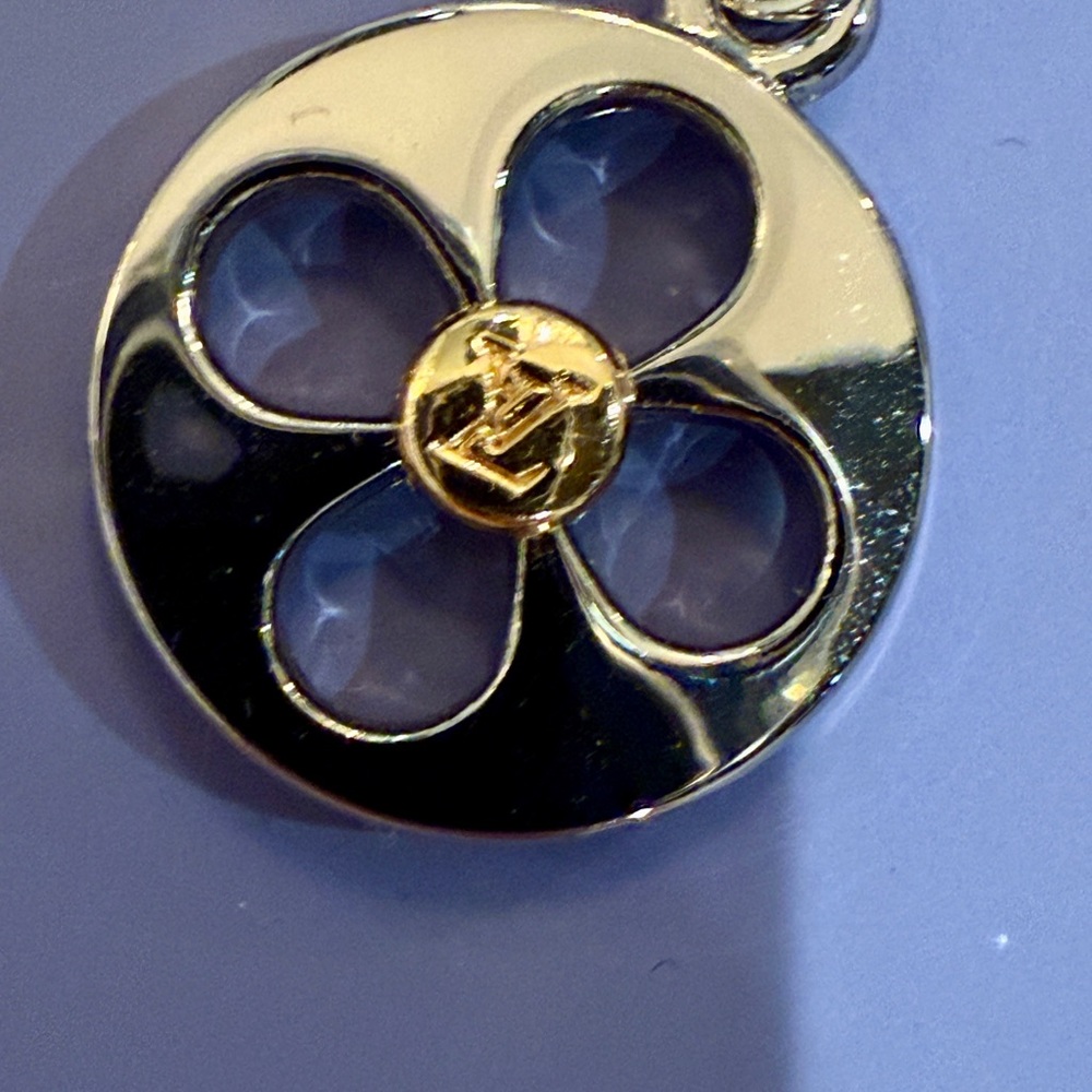 Chic Gold and Silver Floral Pendant Necklace